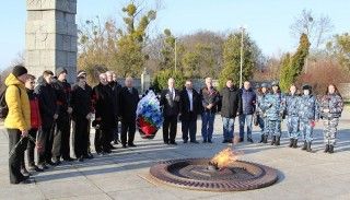 Возложение венка к Памятнику 1200 гвардейцам в Парке Победы г.Калининграда.